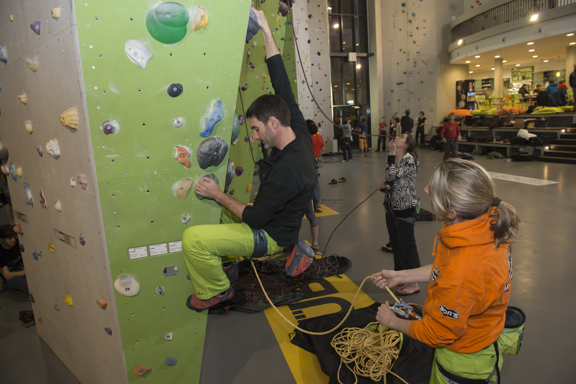 Ein Kletterpaar beim Klettern und Sichern in einer Kletterhalle | © DAV/Thilo Brunner